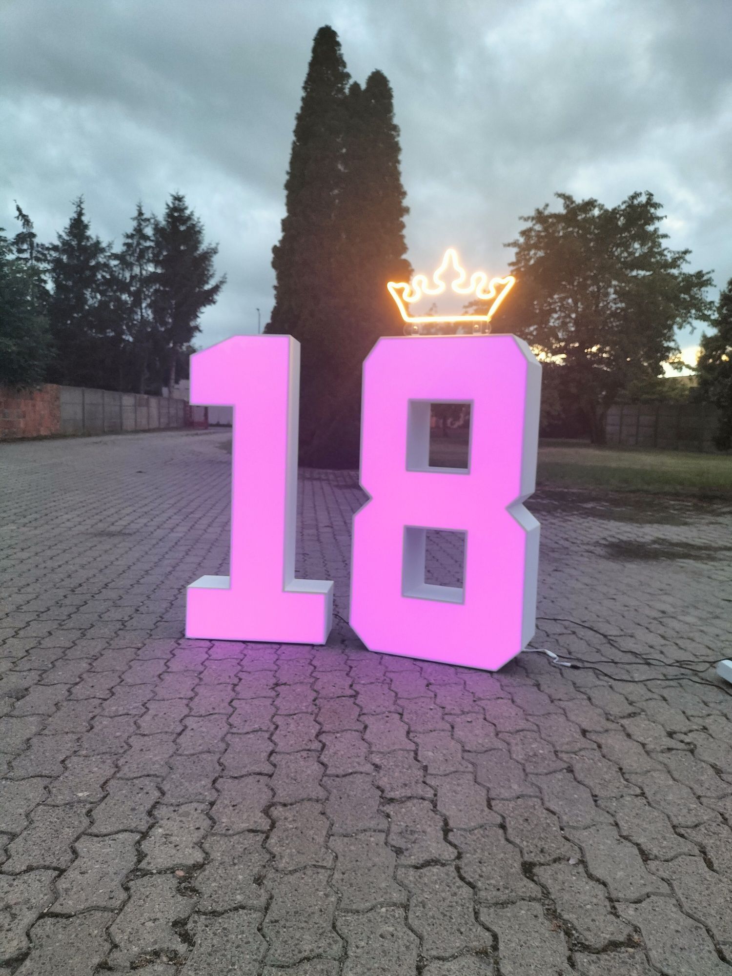 Cyfry 18 podświetlana cyfry LED RGBW osiemnastka świecąca