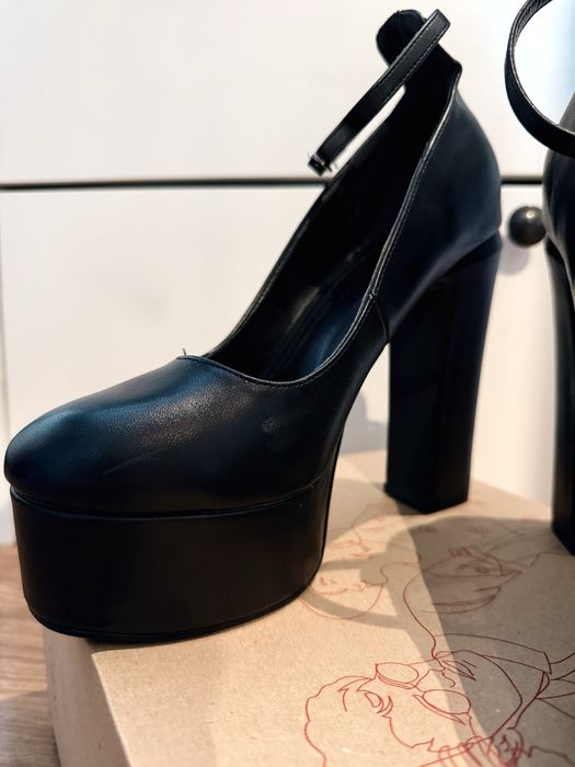 czarne czółenka, buty na wysokim słupku i platformie