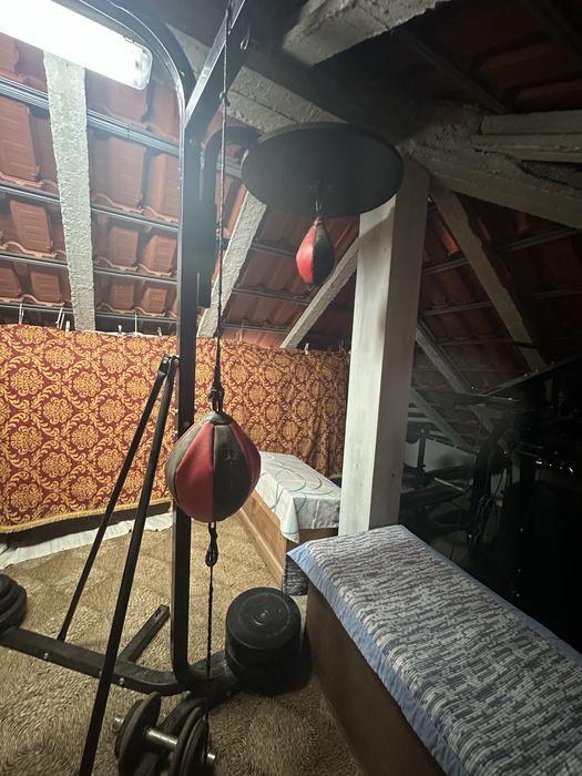 Maquina com saco de boxe