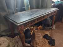 Mesa de centro com tampo em granito