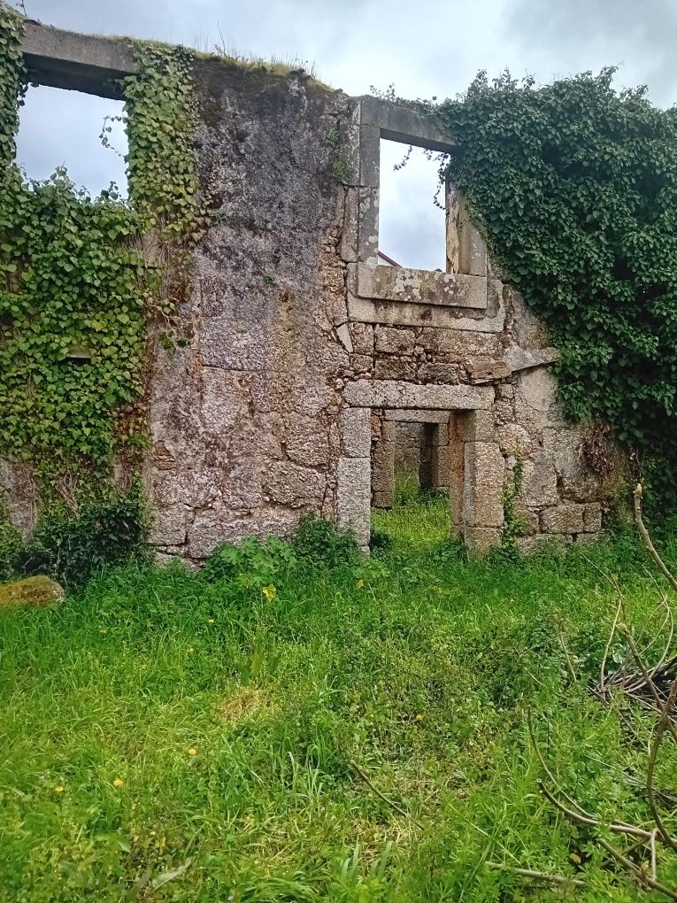 Moradia em ruínas para reconstrução