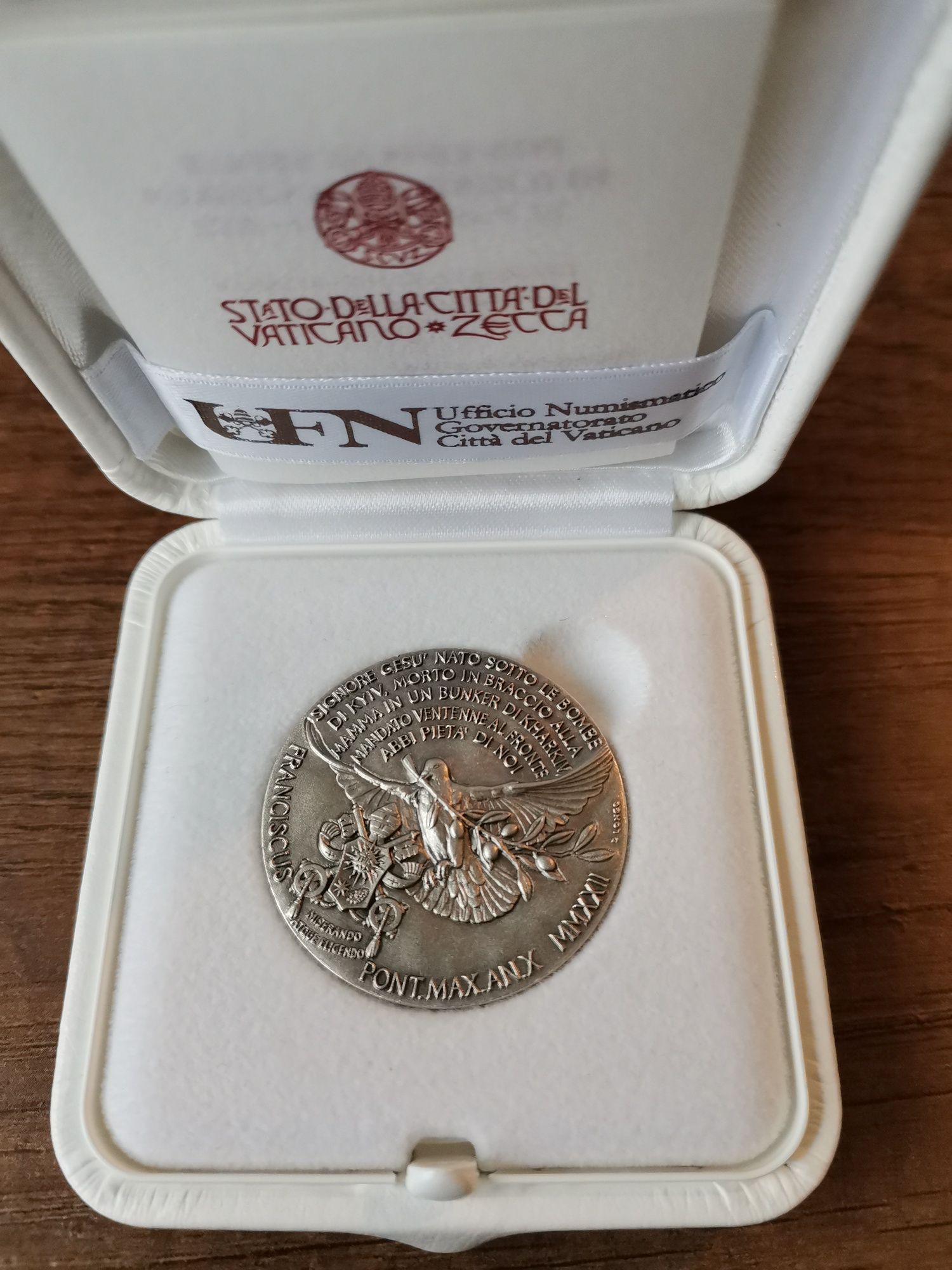 Серебрана монета Ватикану Мир в Україні