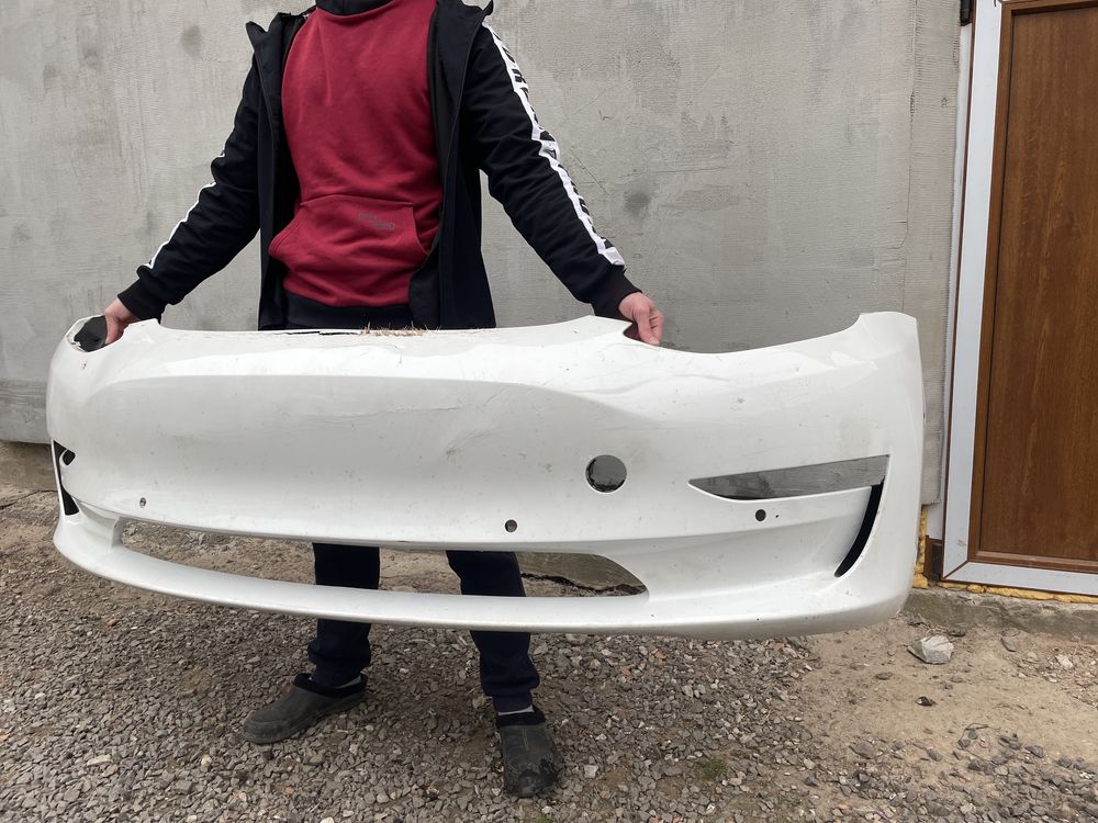 Бампер Tesla model 3 під ремонт