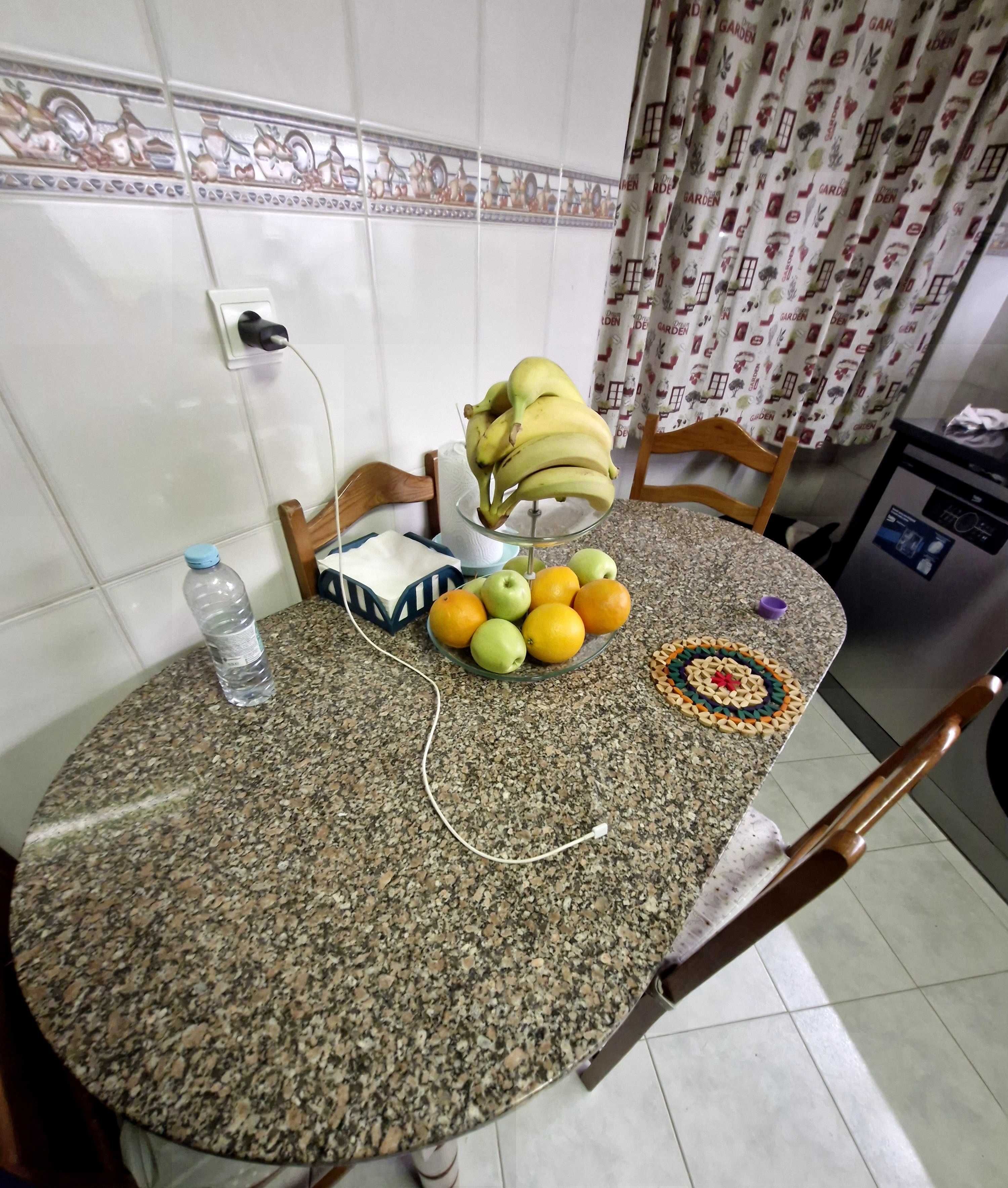 Mesa de cozinha  com tampo de pedra