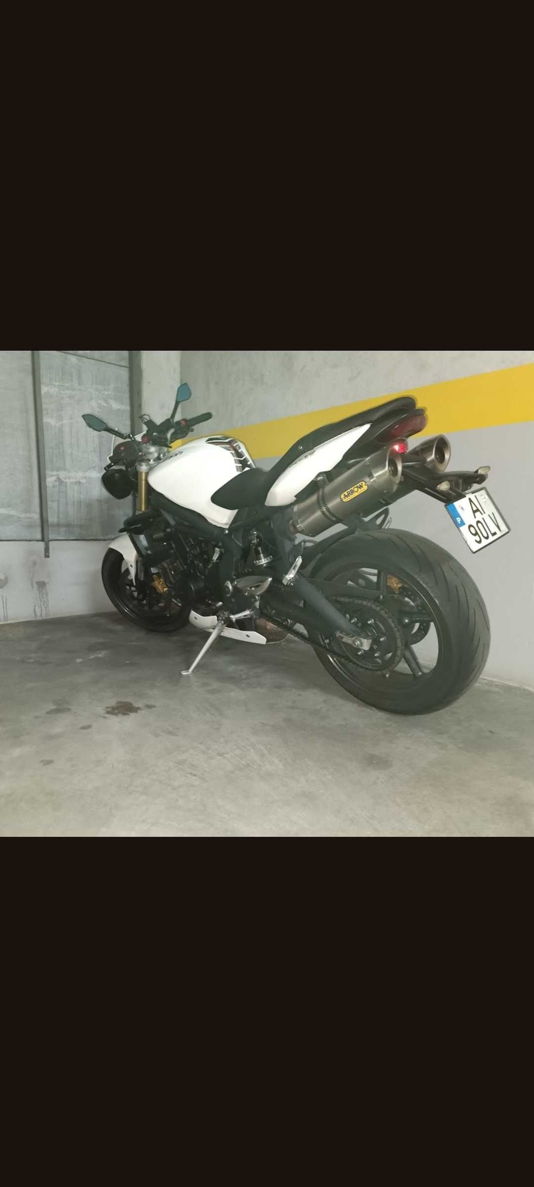 Moto triumph street triple