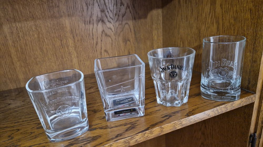 Szklanki do whisky.