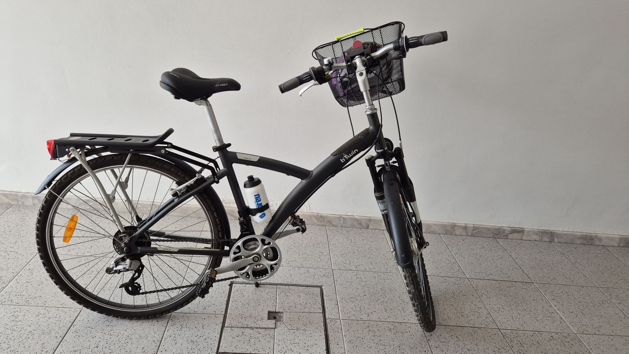 Bicicleta Btwin com cesto e oferta do capacete e bidom