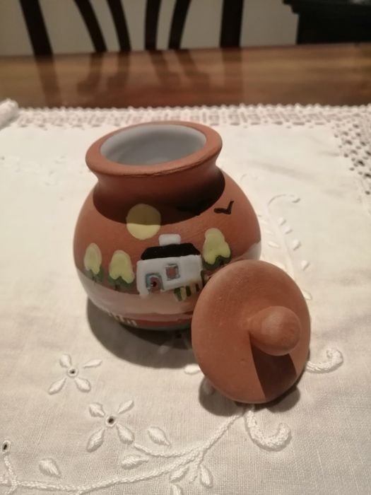 Caneca de barro pintada mão+potes de barro
Brancos bordado ing