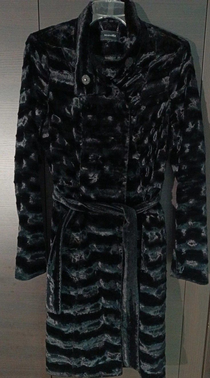 Płaszcz szlafrokowy z futerka marki Reserved z paskiem