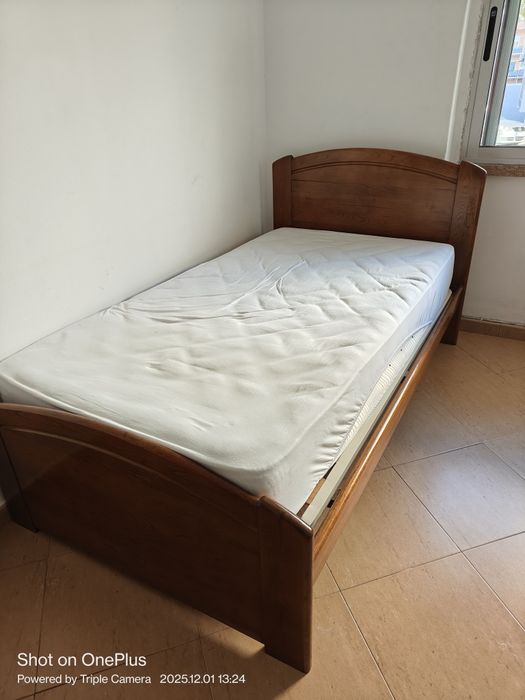 Venda de cama em madeira com colchão e estrado.