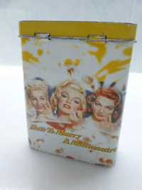 Cigarreira em lata vintage com publicidade, com Marilyn Monroe