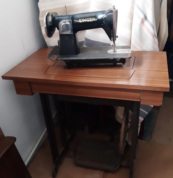 Máquina costura Singer Com mesa antiga