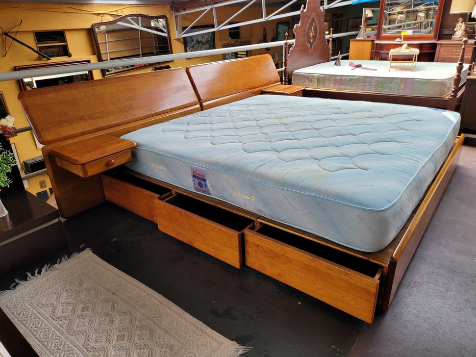 Cama Queen Size em madeira maciça de marca cerne, com