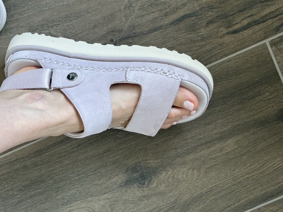 Сандалі/шльопанці/шльопкі UGG Goldenstar Glide 26.5 см