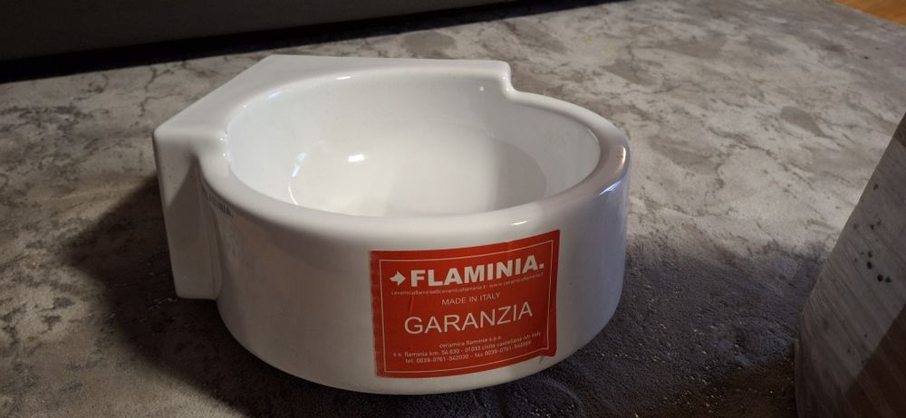 Umywalka ceramiczna narożna