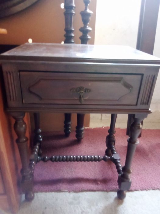 Cama casal madeira com mesa de cabeceira