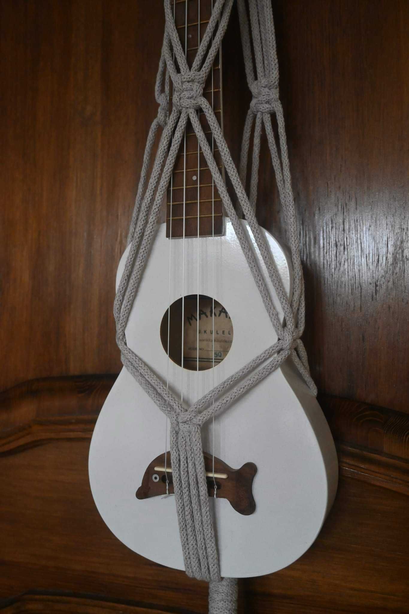 Wieszaczek do ukulele ozdoba makrama