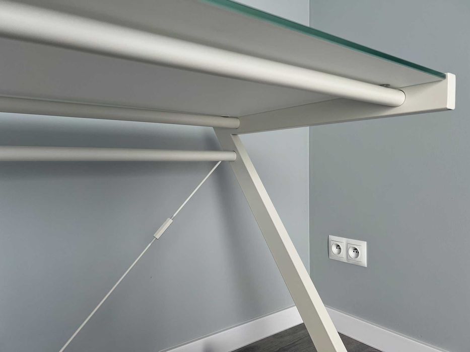 Sprzedam metalowe biurko o ciekawej linii do domu/biura