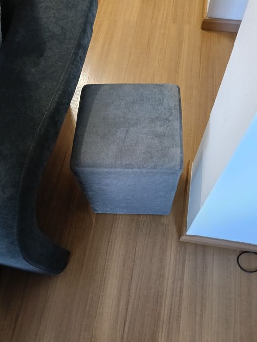 Dois sofás com chaise longue e quatro puffs