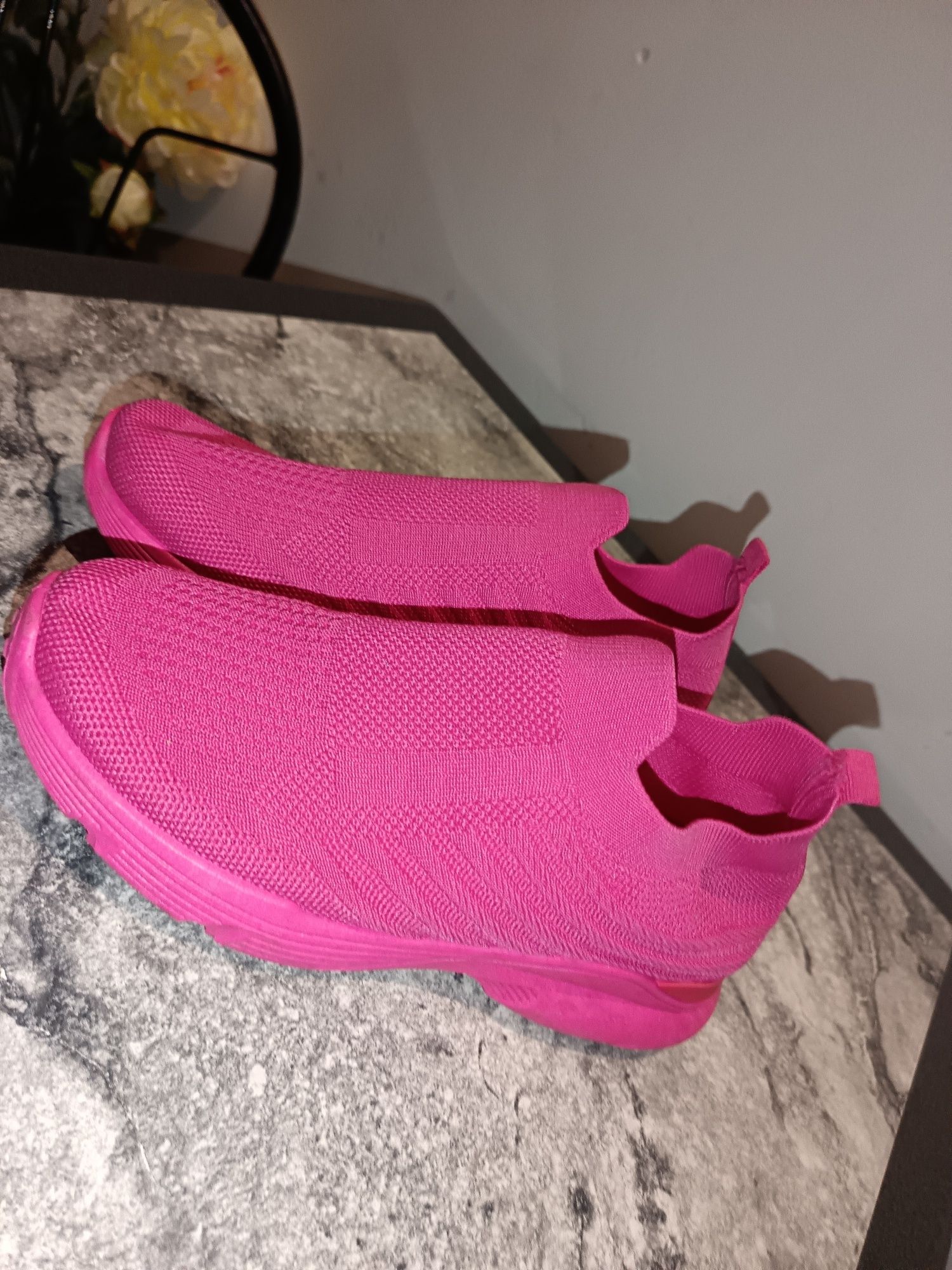 Tênis rosa bom uso