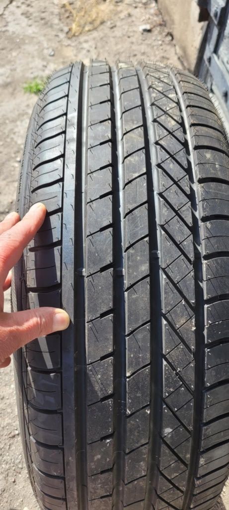 Opony 235/60R18.
