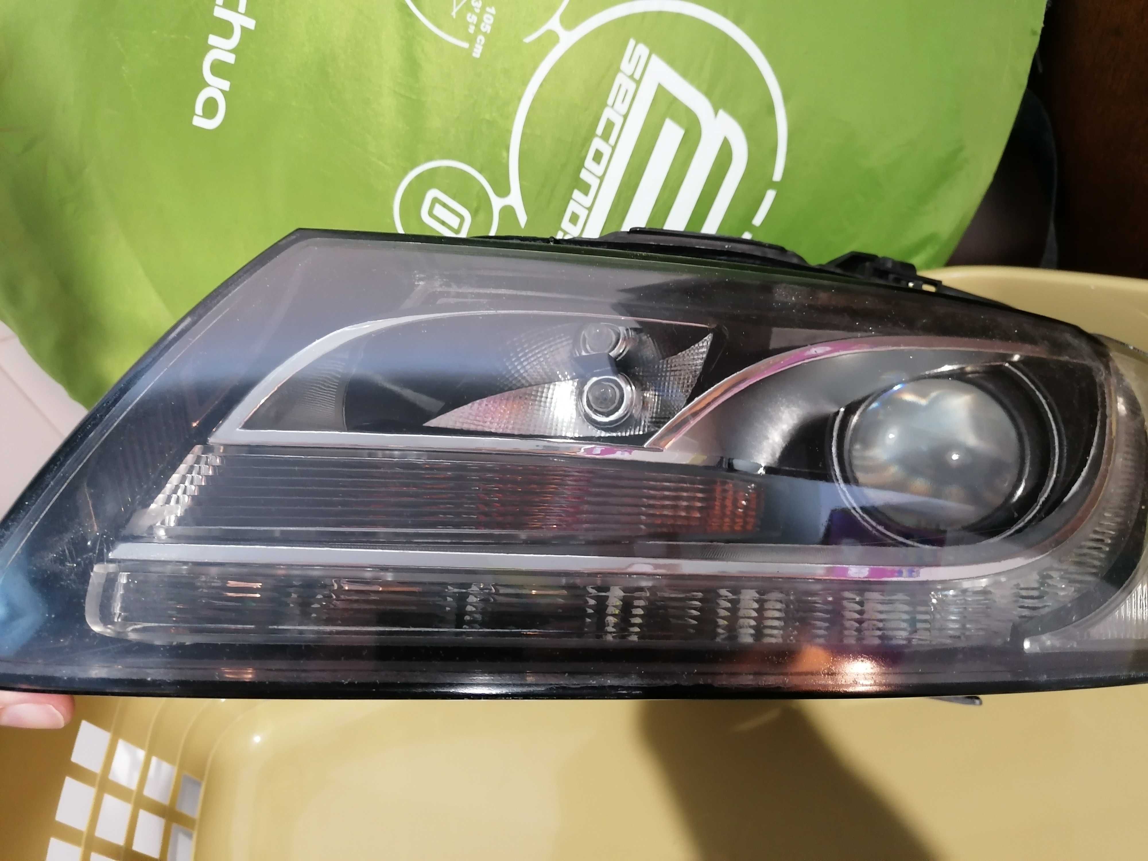 Farol esquerdo Audi xenon com luz diurna