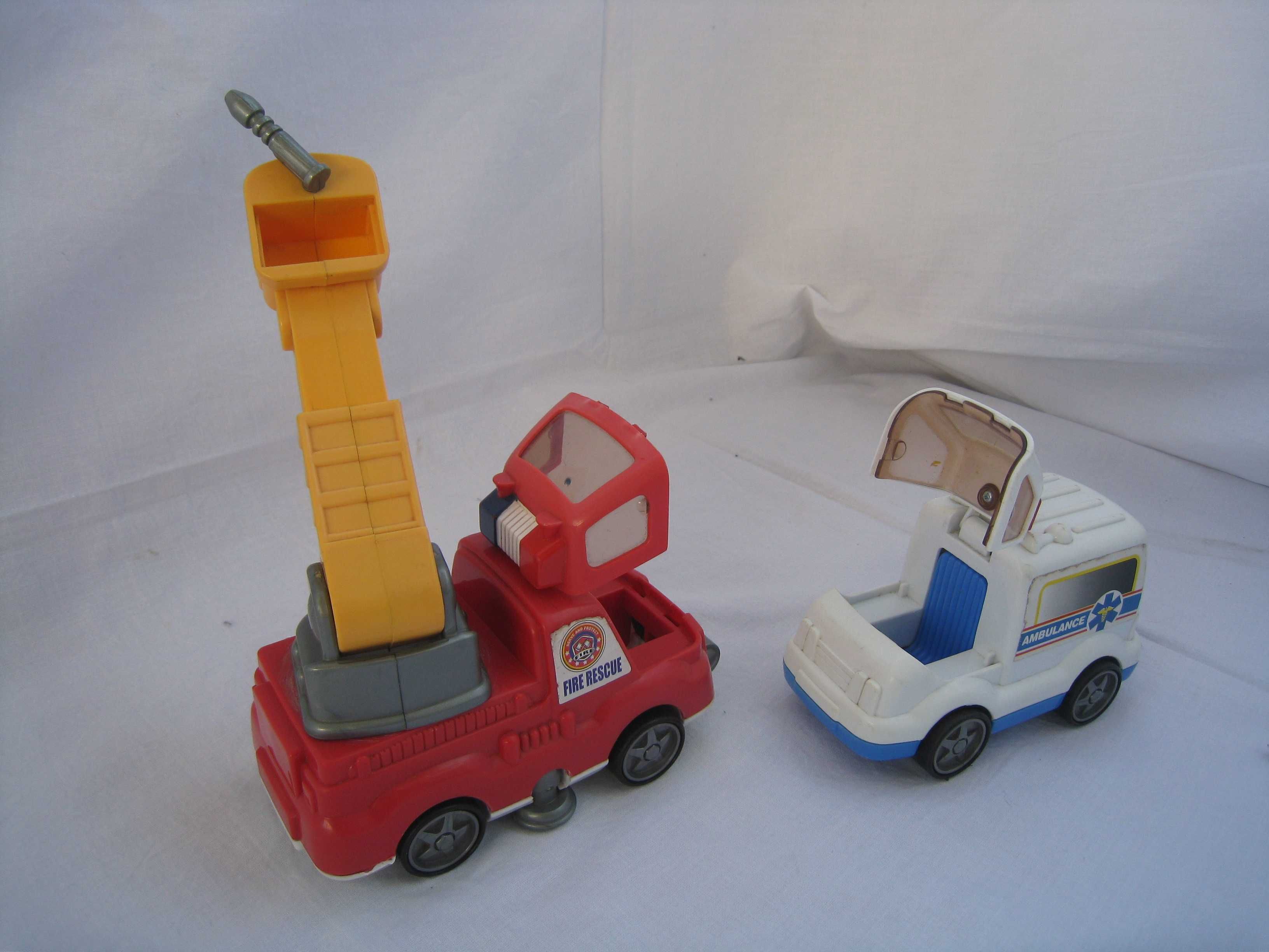 2 Carros de brincar (Ambulância e Bombeiros)