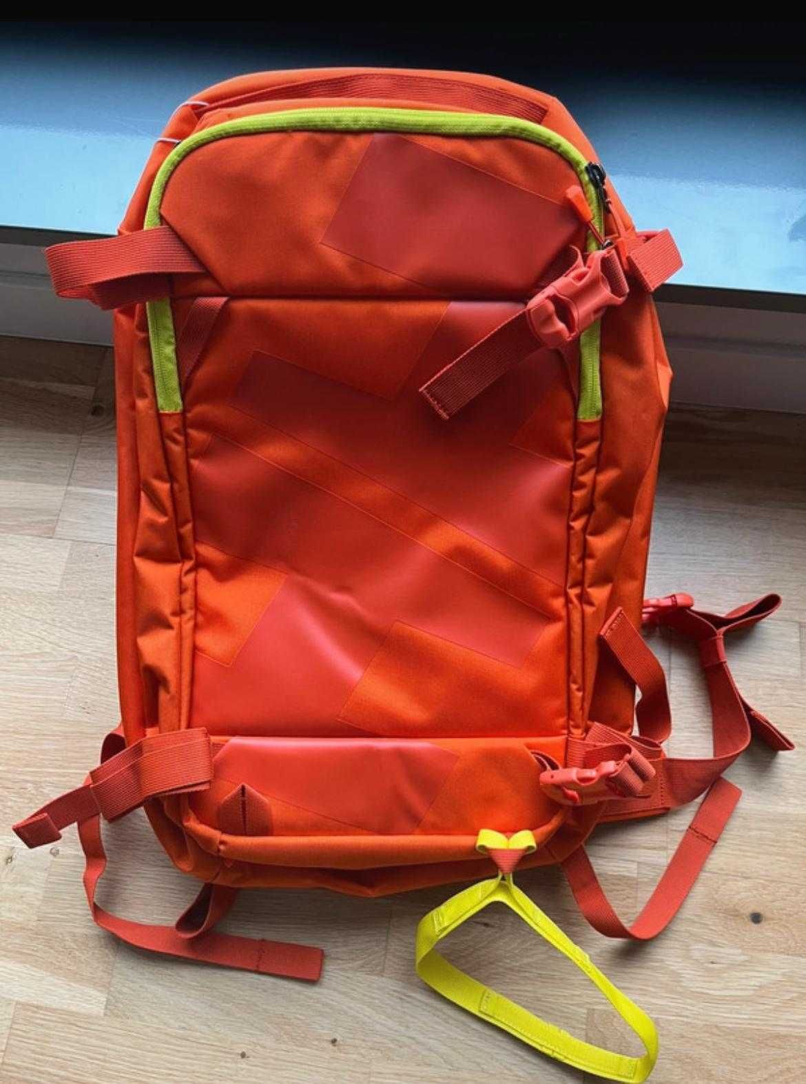 Plecak HellyHansenULLR RS30 Backpack Bright Orange
Na skitury,Lawinowy