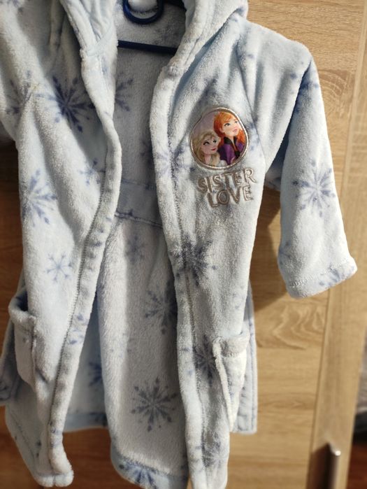 Тепленький м'якенький халатик на дівчинку.В гарному стані.