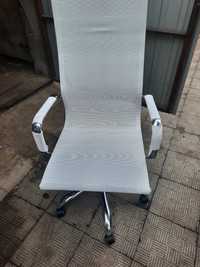 Офісний білий стілець
