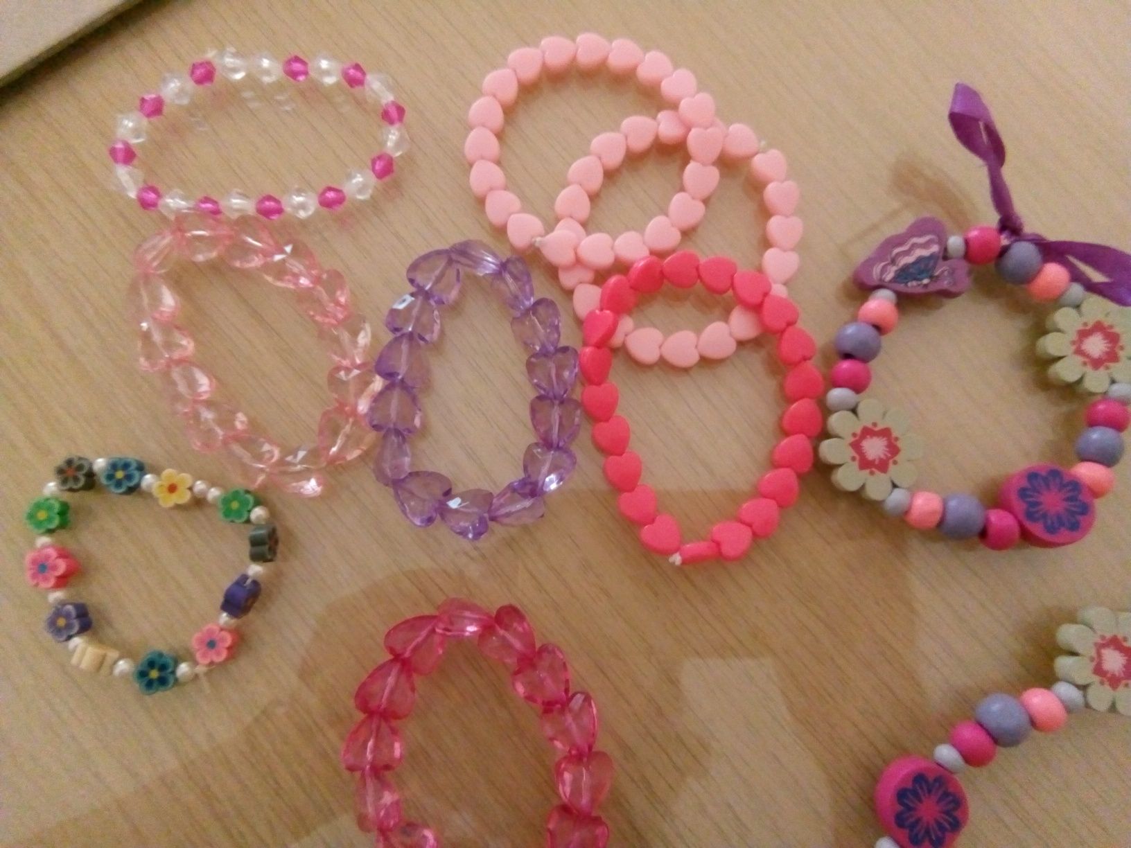 Conjunto de colar e pulseiras de menina