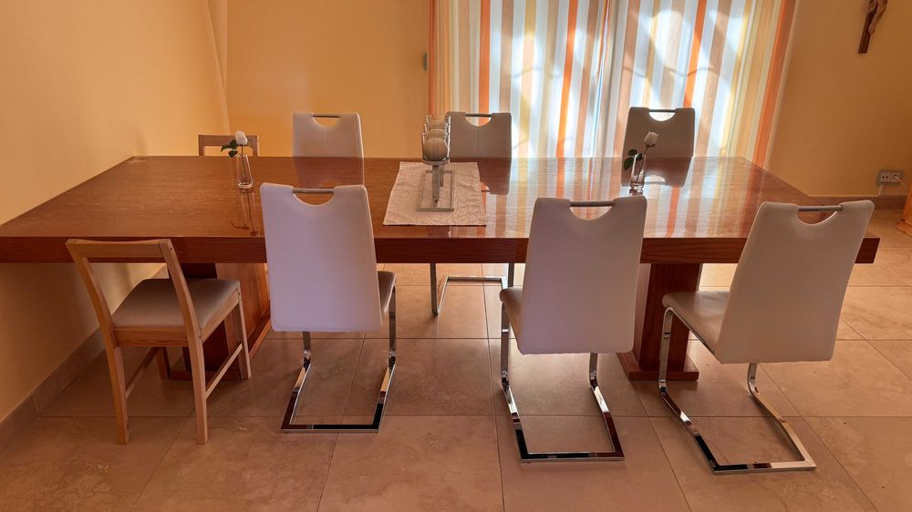 Mesa grande e pesada de madeira maciça