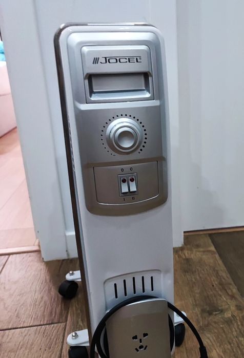 Aquecedor a óleo Jocel.
Pequeno defeito visível na última fotografia.