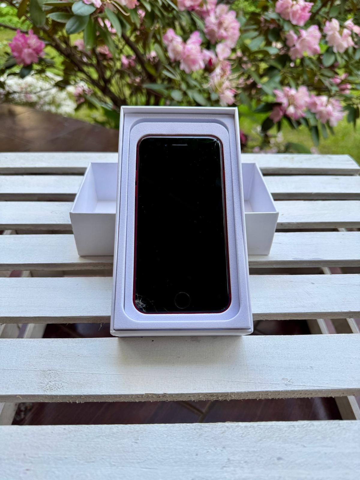 Używany iPhone 8, 256 GB, kolor czerwony .