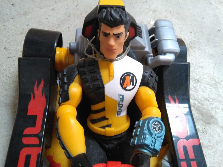 Boneco Action Man com carro de corrida -Novo