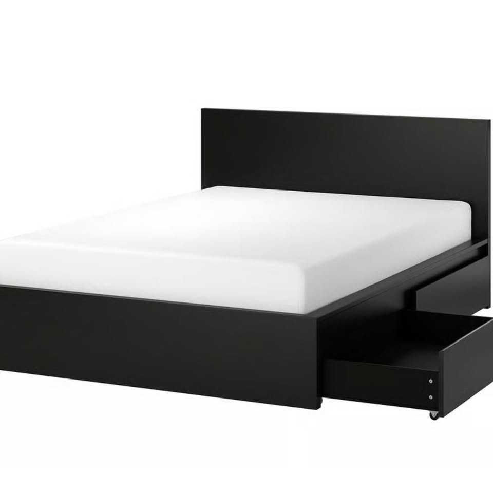 Cama + colchão + 2 mesas de cabeceira