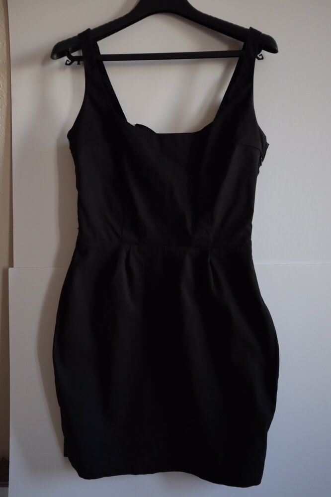 Czarna sukienka BERSHKA z odkrytymi plecami studniówka