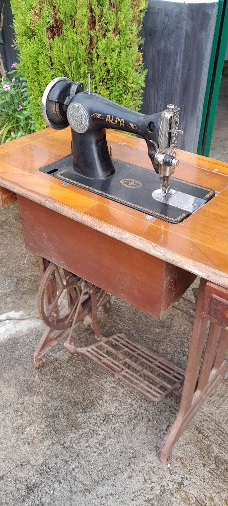 Máquina de costura alfa  antiga