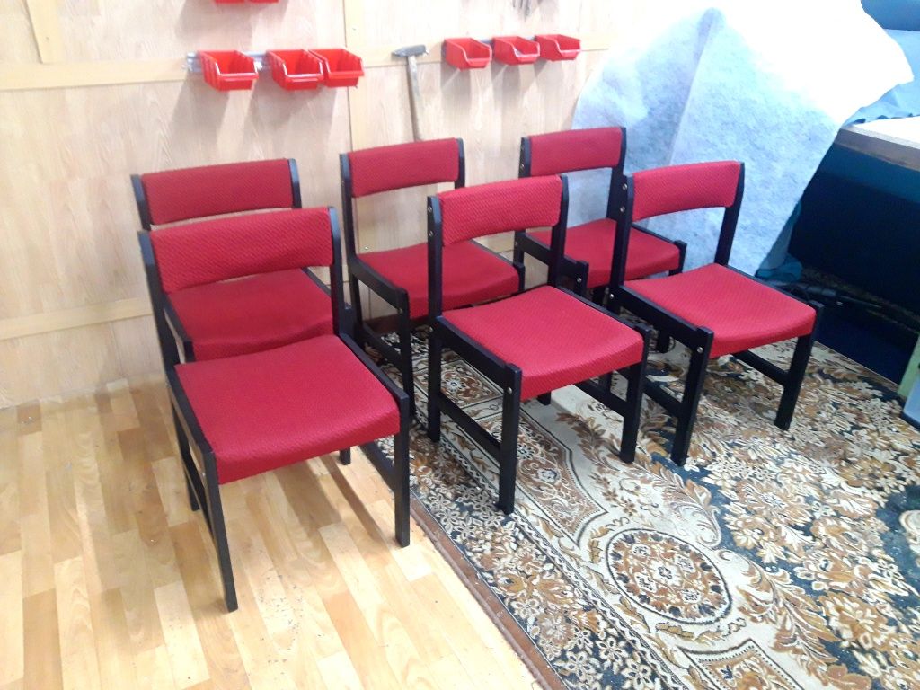 Krzesła PRL odnowione drewno ,oryginalna tkanina.