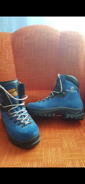 Трекінгові черевики.