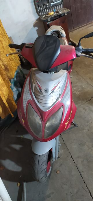 Скутер по запчастям.  4000 цена за движок