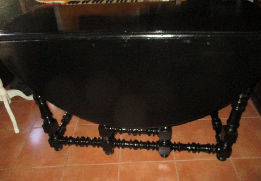 Mesa em pau santo