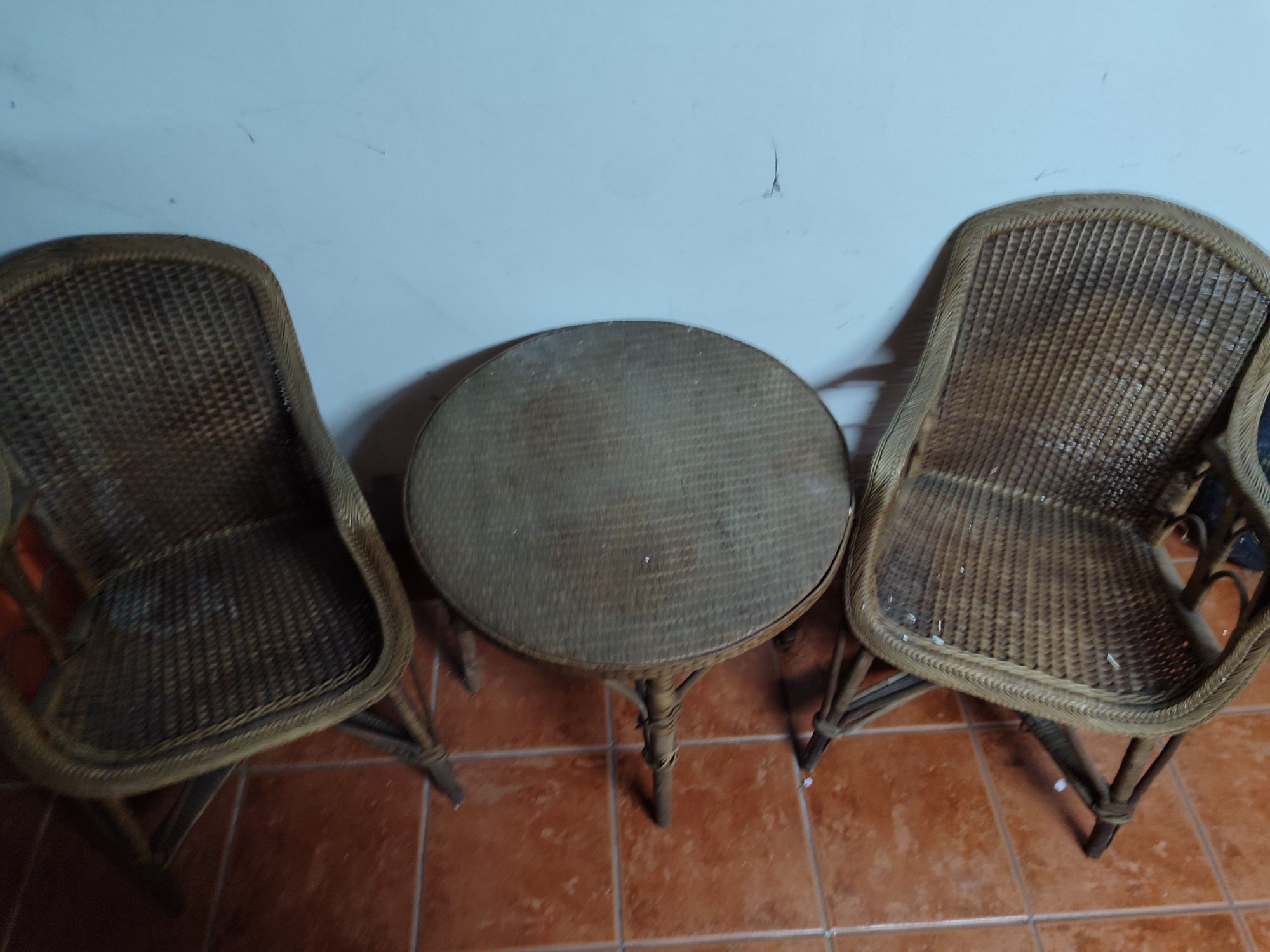 Mesa e cadeiras em verga