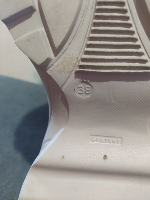 Продам нові кросівки