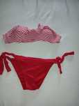 Biquini caicai vermelho e branco.