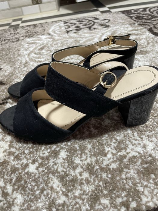 Босоніжки на платформі