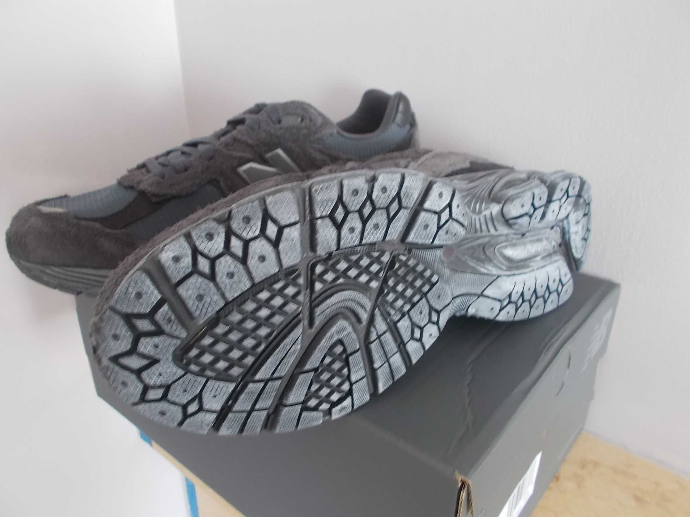 (r. 44,5 - 28,5 cm) New Balance 2002R Protection Pack Phantom M2002RDB