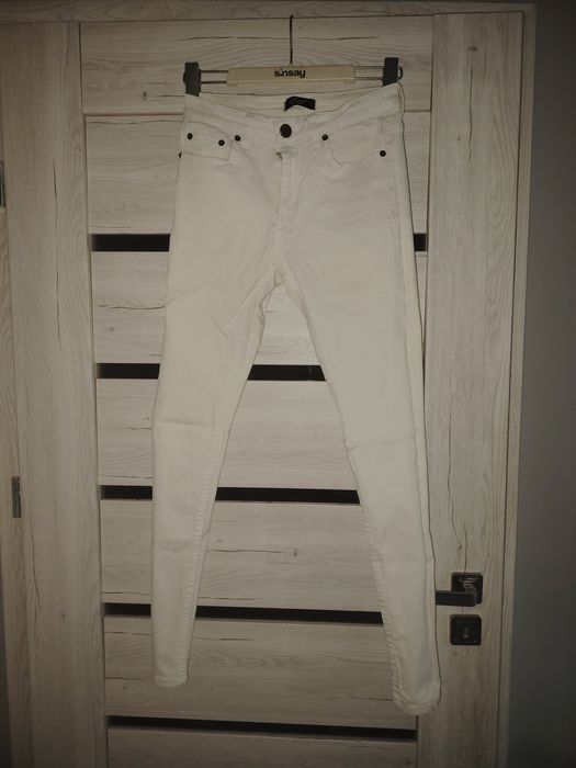 Spodnie białe - wąskie nogawki