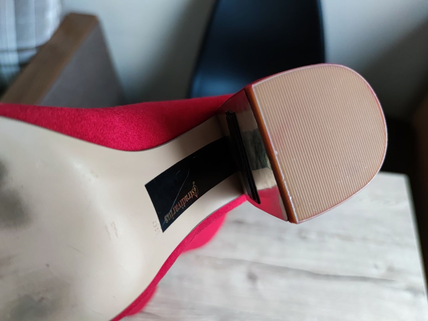 нові легкі червоні чоботи Stradivarius