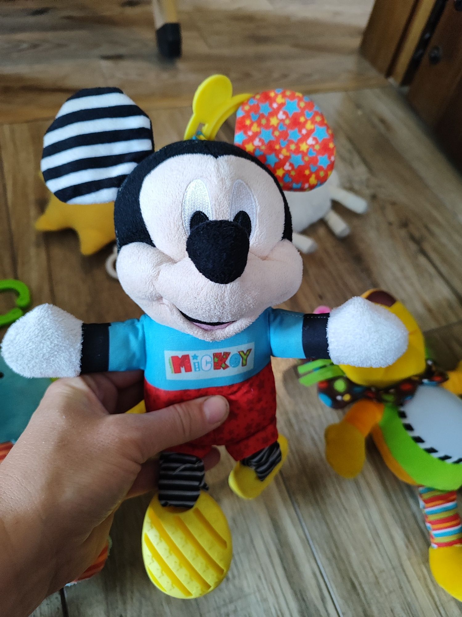 Maskotki sensoryczne zabawki Disney clementoni zestaw pozytywka miki